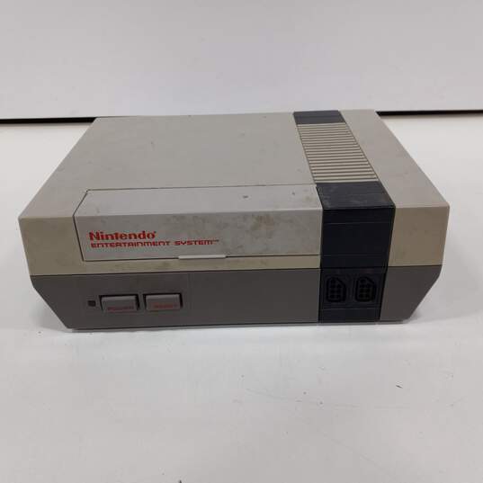 Vintage Nintendo Entertainment System Game Console image number 2