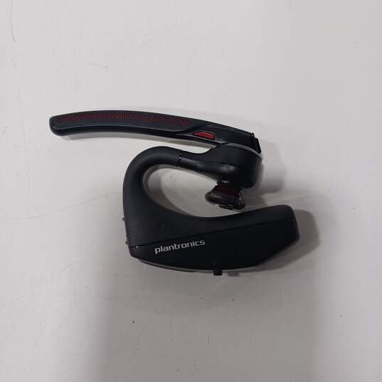 Plantronics Voyager 5200 Earpiece With Charging Case image number 3