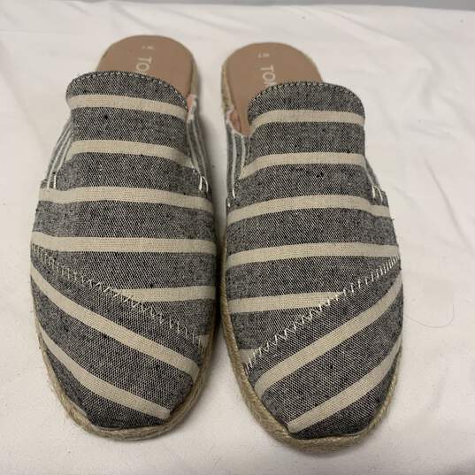 Women's Striped Flat Shoes In Original Box Size: 7 image number 3