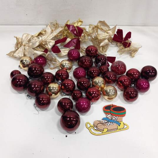 1.5lb Bundle of Assorted Christmas Ball and Ribbon Ornaments image number 1