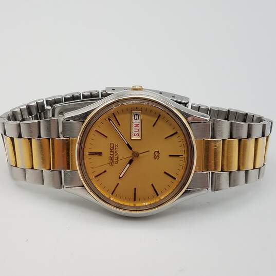 Buy the Vintage SQ 7N43-7A39 Men's Quartz Two-Tone Wristwatch with Day/Date  on Dial | GoodwillFinds