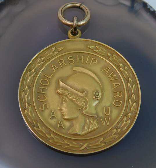 Vintage 10K Yellow Gold AAUW Scholarship Award Medal 13.8g image number 3