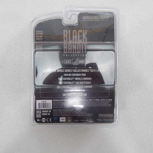 Greenlight Collectibles 1/64 Diecast Black Label And Battalion 64 M4 Sherman Tanks New In Box image number 3