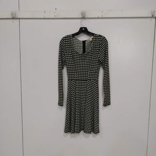 Womens Green White Scoop Neck Long Sleeve Back Zip Fit And Flare Dress Size Medium image number 2