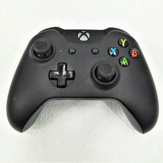 Lot of 2 Microsoft Xbox One Controllers image number 4
