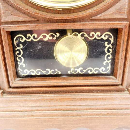 Vintage MCM Spartus Faux Wood Electric Self Starting Pendulum Mantel Shelf Clock image number 4