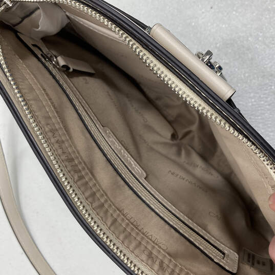 Womens Gray Leather Signature Key Lock Adjustable Strap Crossbody Bag Purse image number 7