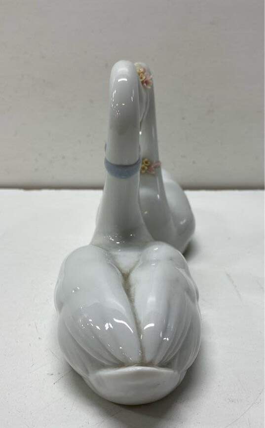 LLADRO Kissing Swans Endless Love Hand Made Porcelain Swans image number 4