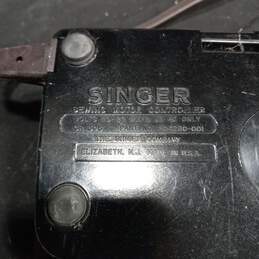 Singer Sewing Machine FOR PARTS or REPAIR alternative image
