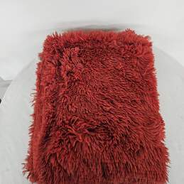 YUSOKI Red Faux Fur Throw Blanket alternative image