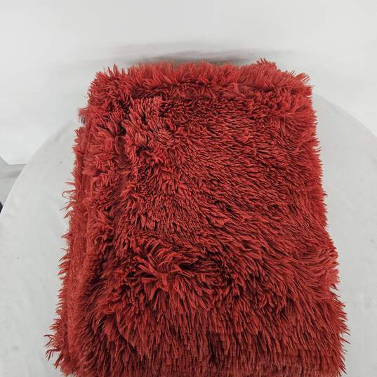 YUSOKI Red Faux Fur Throw Blanket image number 2