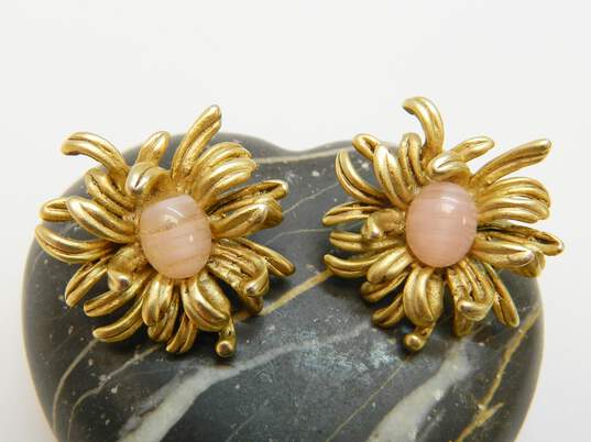 Vintage Oscar de la Renta Gold Tone & Pink Rhinestone Cabochon Flower Earrings 17.9g image number 1