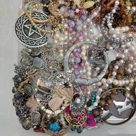 7.7lb Bulk of Mixed Variety Costume Jewelry image number 4