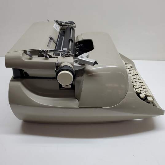 Untested Vintage Royal Typewriter Beige image number 5
