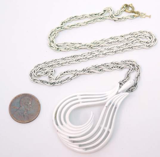 Vintage Crown Trifari Goldtone White Enamel MCM Swirl Teardrop Pendant Chain Necklace 29g image number 8