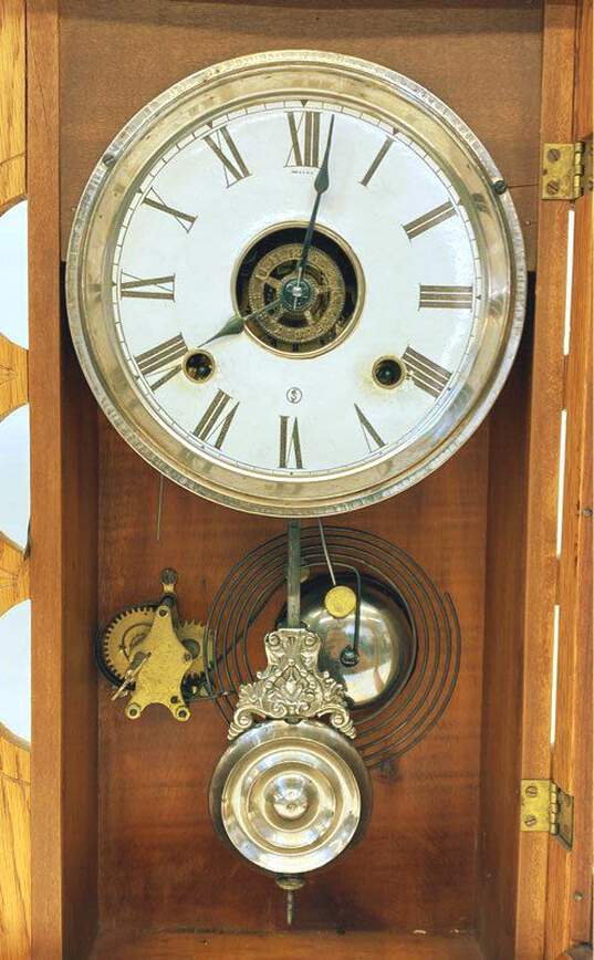 Vintage Wood Wind Up Clock for Parts / Repair image number 3