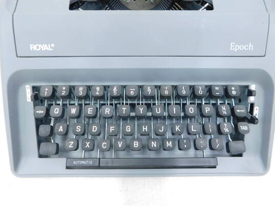 Royal Epoch Portable Manual Typewriter image number 2