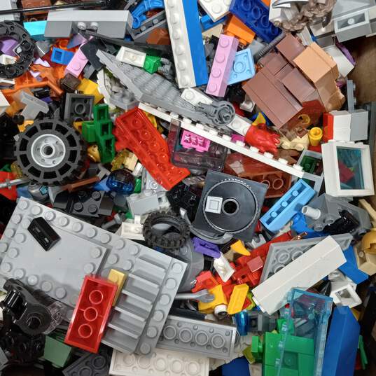 8.2 Pound Bundle of Assorted Lego Pieces image number 4
