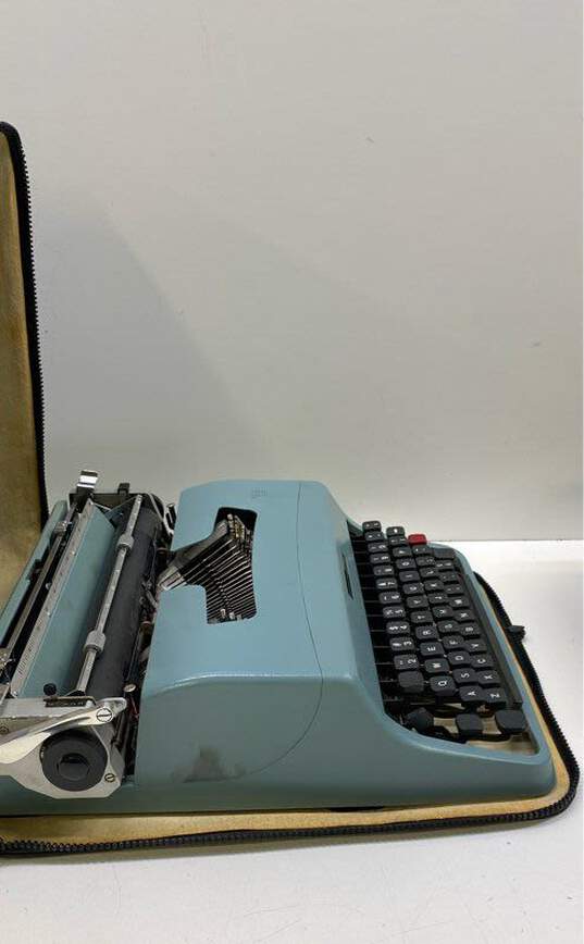 Vintage Olivetti Underwood Lettera 32 Typewriter image number 3