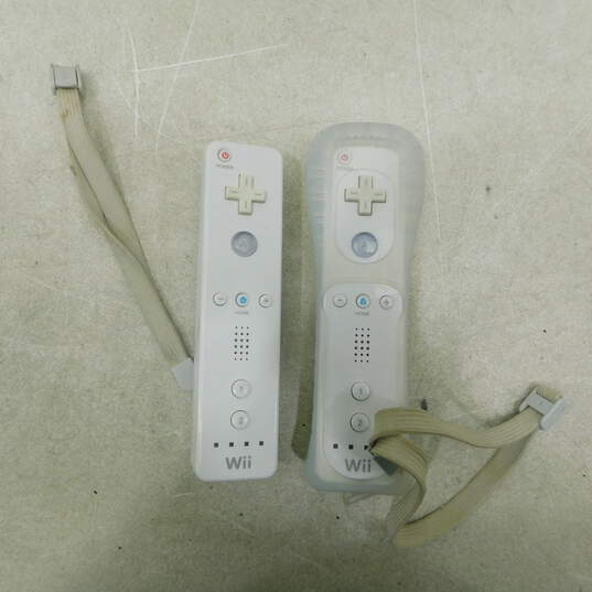Nintendo Wii w/ 2 Games, 2 Controllers, 1 Nunchuck image number 2