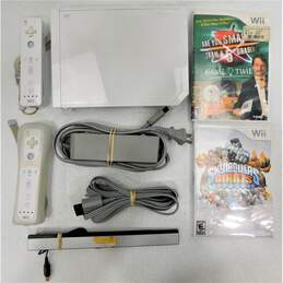 Nintendo Wii w/ 2 Controllers 2 Games