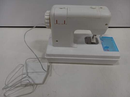 Singer Childs Chainstitch Sewing Machine In Box image number 3