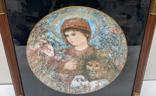 Knowles Limited Edition Edna Hibel Collectors Wall Art Plate Peaceful Kingdom image number 4