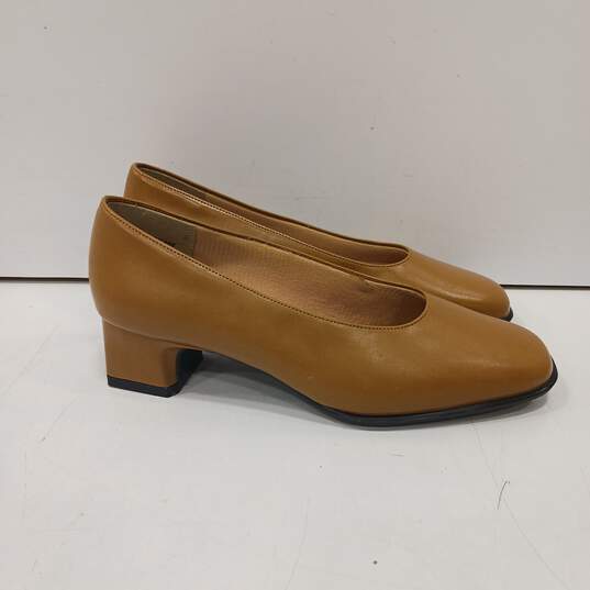 NWOB Womens Beige Leather Comfort Slip On Square Toe Block Pump Heels Size 7.5 image number 3