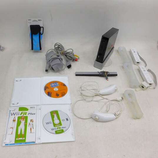 Nintendo Wii w/ 2 Games Boom Blox Bash Party image number 1