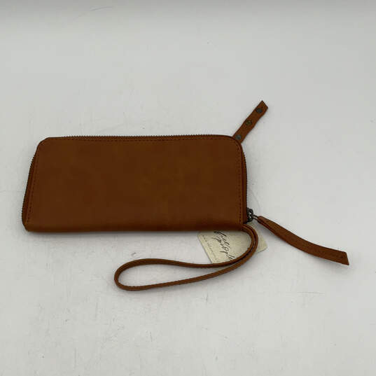 NWT Womens Brown Leather Outer Pocket Card Holder Zipper Wristlet Wallet image number 2