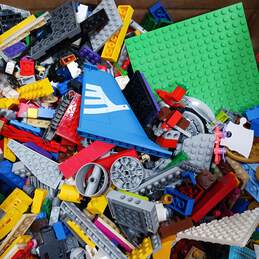 8lb Bulk of Assorted Toy Building Pieces, Bricks and Blocks alternative image