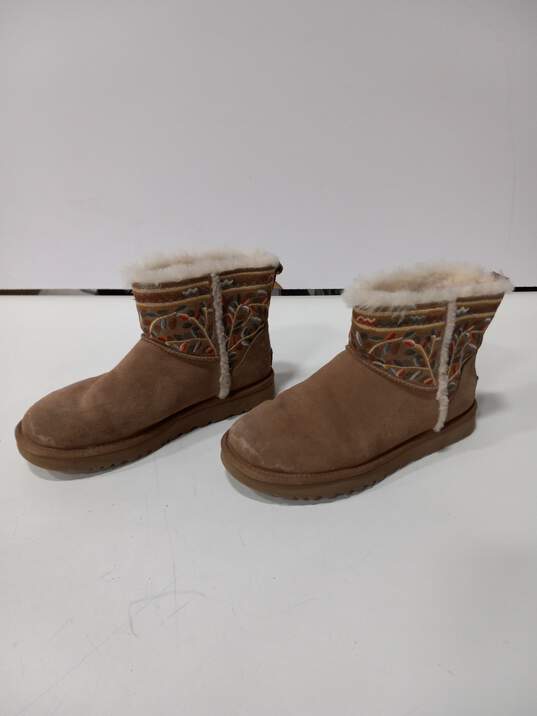 Ugg Classic Mini Embroidered Pattern Pull-On Winter Boots Size 9 image number 3