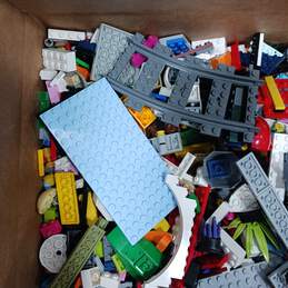 8.5 Pounds of Assorted Lego Bricks, Pieces and Parts alternative image