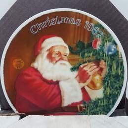 'Santa's Golden Gift' Christmas 1987 Norman Rockwell Knowles China Company Plate alternative image