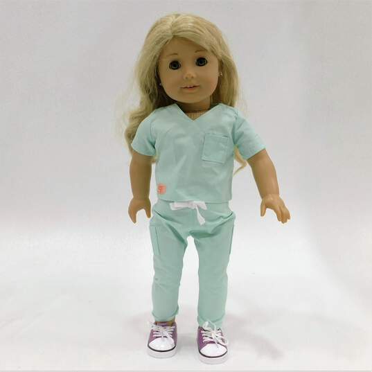American Girl Lanie Holland 2010 GOTY Doll W/ Petite Party Playset & Accessories image number 2