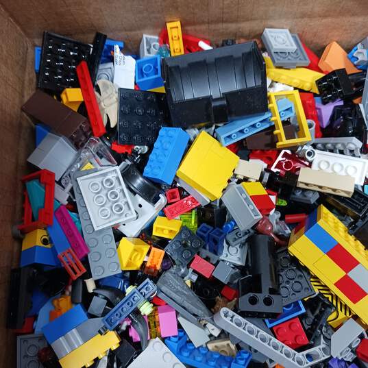10.6 Lot of Assorted Lego Building Blocks and Pieces image number 2