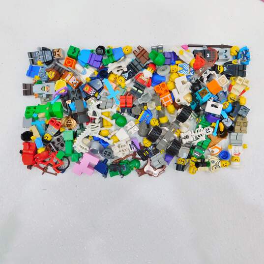 8.2 oz. LEGO Miscellaneous Minifigures Bulk Lot image number 1