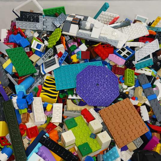 9lb Bundle of Mixed Variety Building Pieces and Blocks image number 4
