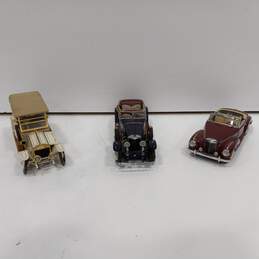 Bundle of 3 Assorted Die-Cast Classic Cars alternative image