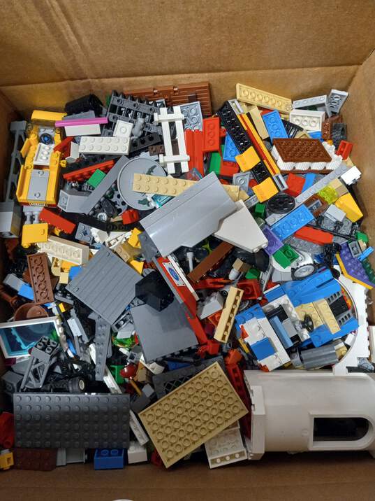 Lot of 8.5lbs of Assorted Building Blocks image number 1
