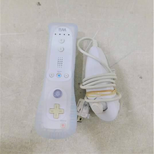 Nintendo Wii w/ 2 game image number 3