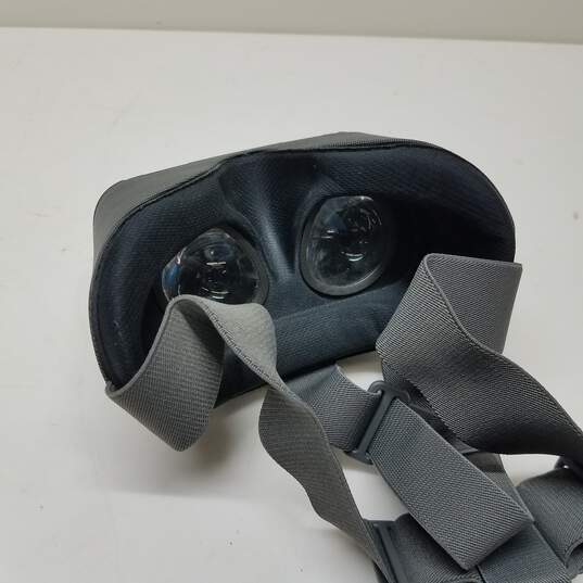 Google Daydream View VR Headset image number 2