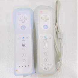 Nintendo Wii w/ 2 controllers, 3 nunchucks, 2 games alternative image
