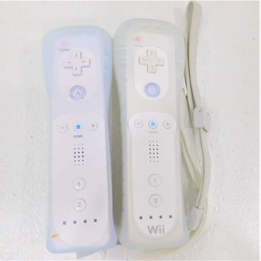 Nintendo Wii w/ 2 controllers, 3 nunchucks, 2 games image number 2