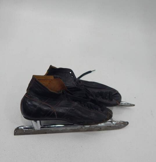 Vintage Nestor Johnson Leather Ice skates image number 3