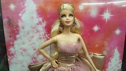 2009 Holiday Barbie N6556 Mattel image number 2