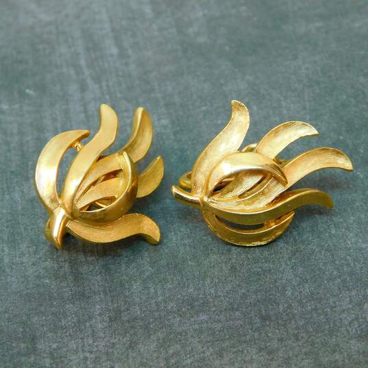 VNTG Crown Trifari Gold Tone Clip-On Earrings 8.4g image number 1