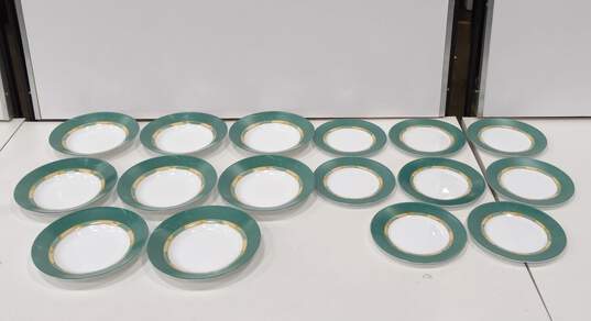 Arcopal Bundle of Sixteen Dinnerware Plates image number 5