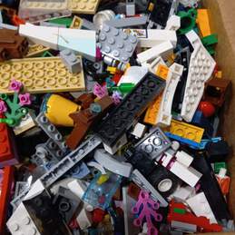 9LB Bulk Lot of Assorted LEGO Building Blocks & Pieces alternative image