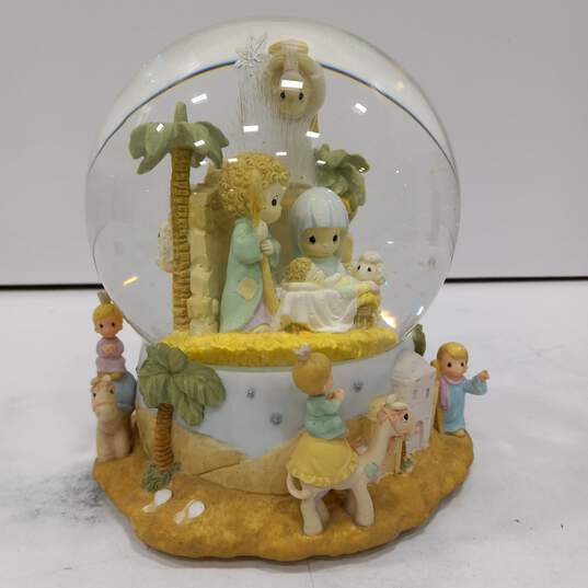 Enesco Precious Moments Away in a Manger Musical Snowglobe image number 5